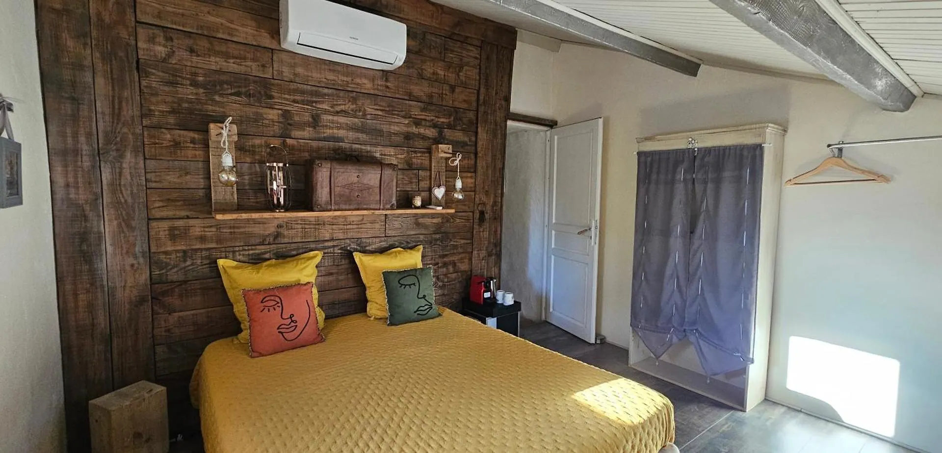Bed & Breakfast La Medievale Du Luberon Roussillon  France